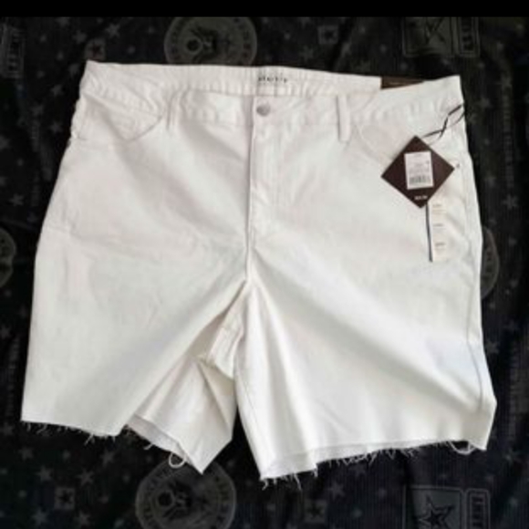 AVA & VIV size 24W White High Rise stretch Bermuda - Picture 6 of 10